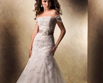 Edles figurbetontes Designer Hochzeitskleid aus Spitze und Tüll Sale Edles Designer Brautkleid aus Spitze und Tüll. Dieses Hochzeitskleid können Sie bei uns zu einem günstigen Preis erwerben.